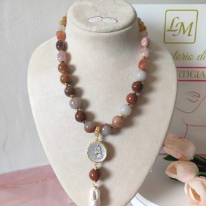 Collana Pietre Naturali con Medaglia Dorata e Perla Barocca