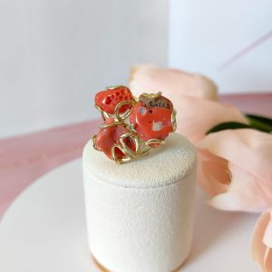 Anello Corallo Rosso Grezzo – Gioiello Artigianale in Ottone Dorato