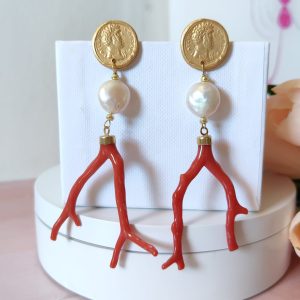 Orecchini Corallo e Perla con Medaglia Dorata Antica