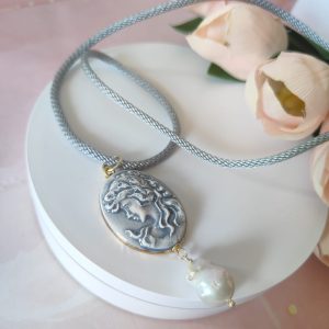 Collana a Ciondolo Cammeo in Ceramica Oro e Perla