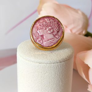 Anello in Ceramica Rosa Antico con Montatura Regolabile in Ottone