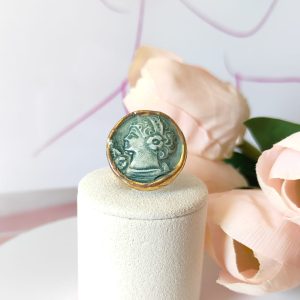 Anello Volto Di Donna Verde In Ceramica Con Bordo Dorato