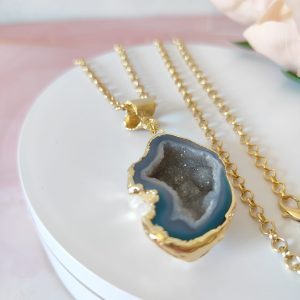Ciondolo Geode Blu Su Catena Dorata: Eleganza Naturale