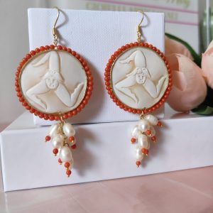 Orecchini con Cammeo Perle Corallo in Stile Mediterraneo