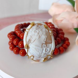 Bracciale Con Cammeo E Corallo In Montatura Dorata