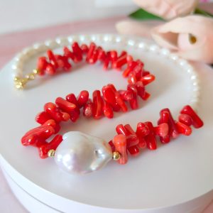 Girocollo corallo e perle con chiusura in argento dorato