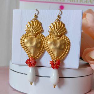 Orecchini Cuore Sacro Con Corallo E Agata Bianca