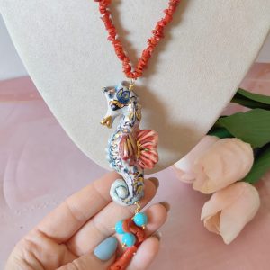 Collana Con Cavalluccio In Ceramica E Corallo Naturale