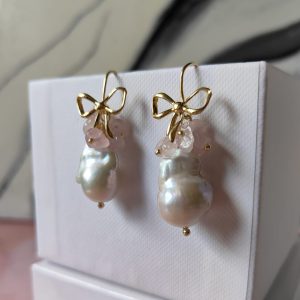 Orecchini Fiocco E Perla Con Quarzo Rosa