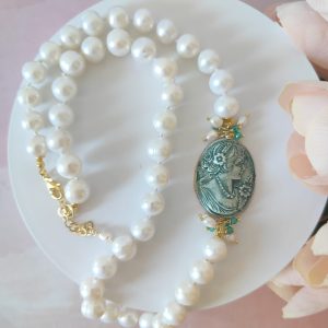 Collana Cammeo Verde e Perle Eleganti