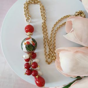 Collana Perle e Ceramica con Dettagli Rossi