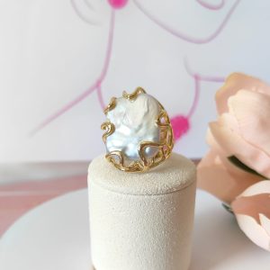 Anello Perla Naturale Ottone Dorato – Eleganza Scultorea
