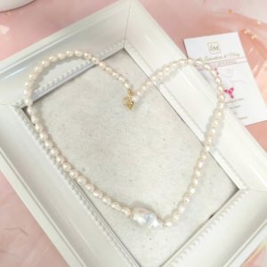 Collana di Perle con Barocca  Centrale, Eleganza Artigianale Unica