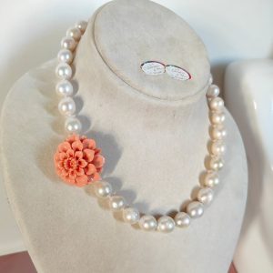 Collana Perle Con Fiore In Resina: Eleganza Floreale Naturale