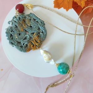 Mandala Giada Intagliata Con Agata Verde Fuoco E Perla Barocca