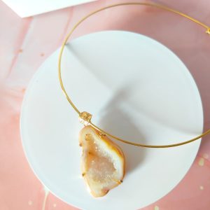 Collana Drusa Naturale Con Girocollo Rigido In Ottone