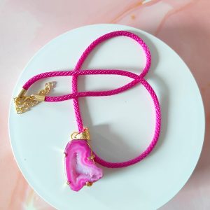 Collana Con Drusa Fucsia E Laccetto In Stoffa