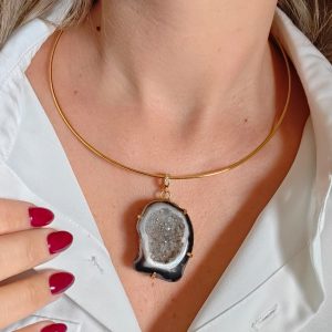 Ciondolo Drusa Naturale Con Montatura Dorata E Zirconi