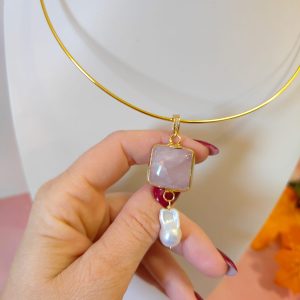 Ciondolo Quarzo Rosa E Perla Con Girocollo Rigido Dorato