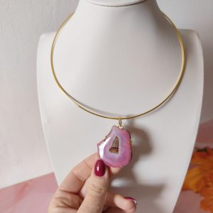 Ciondolo Drusa Rosa Con Girocollo Rigido In Ottone Dorato