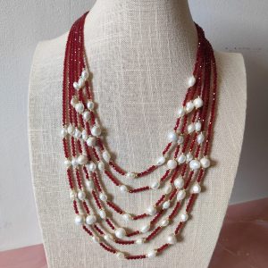 Collana Cristalli Rossi E Perle Con Chiusura In Madreperla