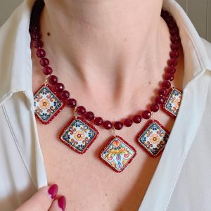 Girocollo Agata Borgogna Con Maioliche Siciliane