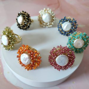 Anello Perla E Cristalli Colorati Regolabile In Ottone Dorato