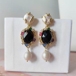 Orecchini Onice E Perla Con Zirconi E Perno Dorato