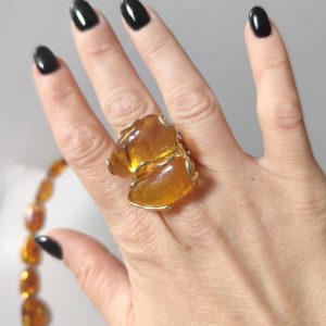 Anello Dorato Ambra – Design Scultoreo in Argento Dorato