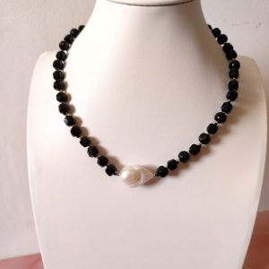 Girocollo Onice Nero E Perla Barocca Contrasto Raffinato