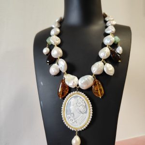 Collana Perle Cammeo Ambra Con Pendente Inciso A Mano