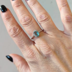 Anello Azzurro Elegante Luminosità Cristallina