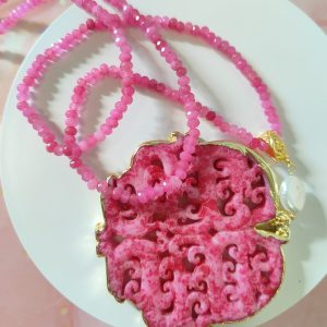 Mandala Giada Fucsia – Collana Con Agata E Ciondolo Intagliato