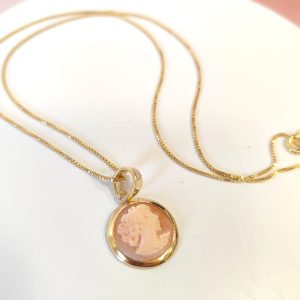 Collana Ciondolo Cammeo Minimal – Eleganza Incisa a Mano