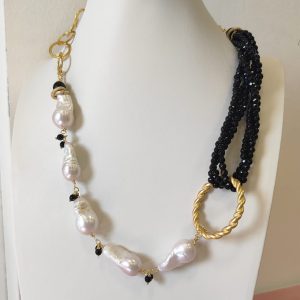 Collana Perle E Onice – Design Asimmetrico Con Catena Dorata