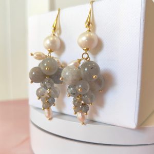 Orecchini Labradorite E Perle – Grappolo Elegante Dorato