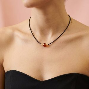 Girocollo Ambra E Spinello Nero – Modello Minimal