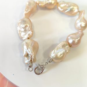 Bracciale Perle Barocche Champagne Con Chiusura Elegante