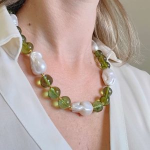 Collana Perle Ambra Verde – Eleganza Naturale e Riflessi Dorati
