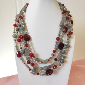 Collana Multifilo Labradorite e Borgogna – Eleganza Stratificata