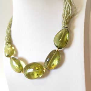 Collana Ambra Verde Con Zirconi E Dettagli Placcati Oro