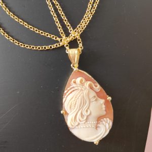 Collana Cammeo A Goccia – Eleganza Incastonata