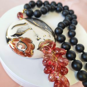 Collana Onice Con Donna Dipinta a Mano su Ceramica