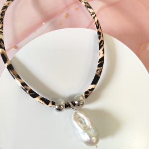 Girocollo Animalier E Perla Barocca Con Inserti Dorati Nichel Free