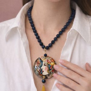 Collana Con Volto E Zaffiro Blu Eleganza Artistica