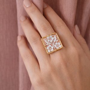 Anello Cammeo Floreale Inciso A Mano Con Montatura Argento