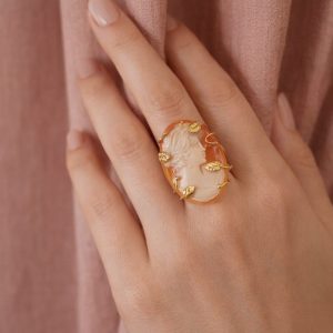 Anello Cammeo Su Conchiglia In Argento Placcato Oro