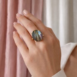 Anello Regolabile Abalone Ispirato Ai Riflessi Del Mare