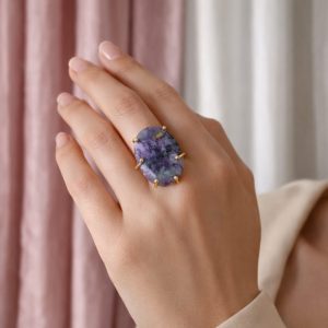Anello Charoite Naturale – Profondità Viola e Fascino Magnetico