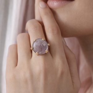 Anello Lepidolite Naturale – Delicatezza Minerale e Luce Sofisticata